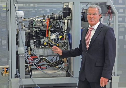 Dr. Rudolf Krebs, Werkleiter Volkswagen Salzgitter, zeigt die Fertigung eines Blockheizkraftwerks im Volkswagenwerk in Salzgitter.