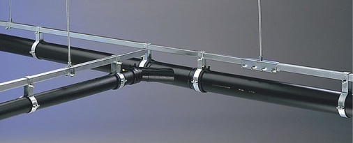 Das flexible Befestigungssystem PluviaFix kommt mit einer geringen Anzahl an Befestigungspunkten aus.