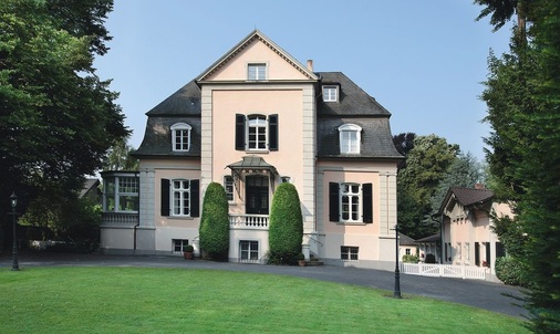 Diese denkmalgeschützte Jugendstilvilla im Bonner Stadtteil Oberkassel wird ­neuerdings im monovalenten Betrieb von zwei Luft/Wasser-Wärmepumpen beheizt. Dadurch sind die Energiekosten erheblich gesunken.