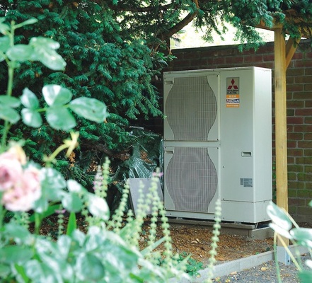 ...die Außengeräte als eigentliche Wärmeerzeuger wurden an einer kaum einsehbaren Stelle im Garten platziert. - © Mitsubishi Electric
