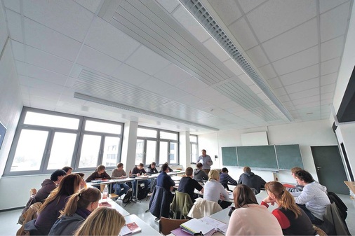 Heute profitieren alle Schüler der Kaufmännischen Schulen Tecklenburger Land von der neu installierten Deckenstrahlheizung. Eine dreimonatige Testphase hatte zuvor ergeben, dass sie die Behaglichkeit erheblich steigert.