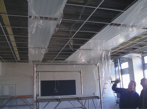 Während der Montage: Hier sind die einzelnen Heiz-Kühlelemente in der noch offenen Rasterdecke zu erkennen.