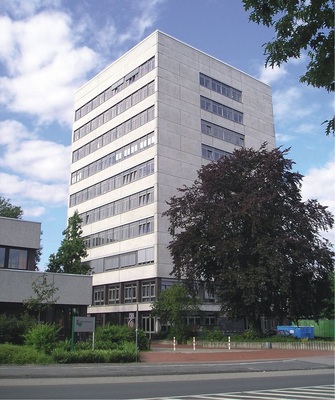 Das Hauptgebäude der Kaufmännischen Schulen Tecklenburger Land in Ibbenbüren nach der Sanierung. - © Kreis Steinfurt
