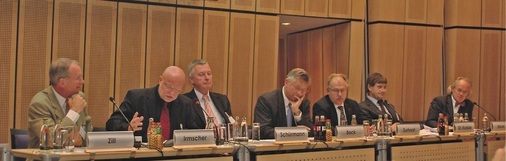 Die Teilnehmer der Podiumsdiskussion waren sich einig: Konkretere Regelungen für das Planen und Bauen im Bestand müssen ein Schwerpunkt bei der nächsten Novellierungsstufe der HOAI sein. V.l.: Dipl.-Ing. Karsten Zill (AHO-Vorstand), Dipl.-Ing. Matthias Irmscher (Präsident der Vereinigung Freischaffender Architekten), Dipl.-Ing. Werner Schürmann (Leiter der AHO-Fachkommission ­Technische Ausrüstung), Ministerialrat Hans Bock (Oberste Baubehörde im Bayerischen Staatsministerium des Innern), Dipl.-Ing. Michael Zurhorst (Präsident des Bundes der Öffentlich bestellten Vermessungsingenieure), RA Dr. jur. Wolfgang Koeble (Fachanwalt für Bau- und Architektenrecht) und Dipl.-Ing. Peter Mayer (Obermeyer Planen + Beraten).