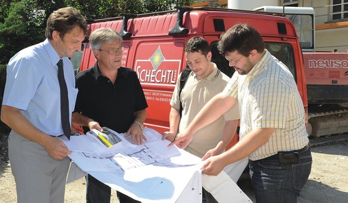 Bild 6 Aufgrund der hohen Komplexität der Sanierungsmaßnahme zahlte sich die enge Zusammenarbeit zwischen Planern, Fachhandwerksunternehmen und Viega als Systemanbieter über das gesamte Projekt hinweg aus (v.l.): Viega-Verkaufsberater Hubert Dostthaler, SHK-Handwerksmeister Schechtl, ibsp-Projektleiter Harald Gumpinger und TGA-Fachplaner Martin Schoberth, Mitinhaber des Ingenieurbüros ibsp.