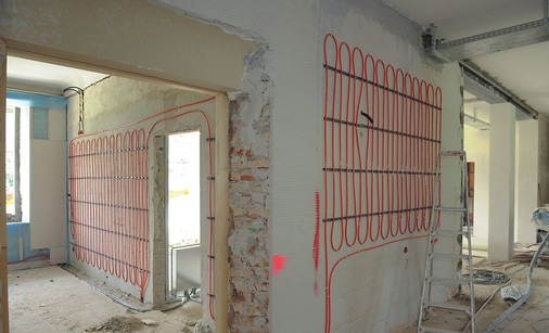 Bild 4 Ein System für alle Fälle: Wo die Heizlast nicht allein über die Register an den Außenwänden mit Fonterra Side abgedeckt werden konnte, wurde mit Fonterrra Side Clip weitere Temperierfläche an den Innenwänden geschaffen.