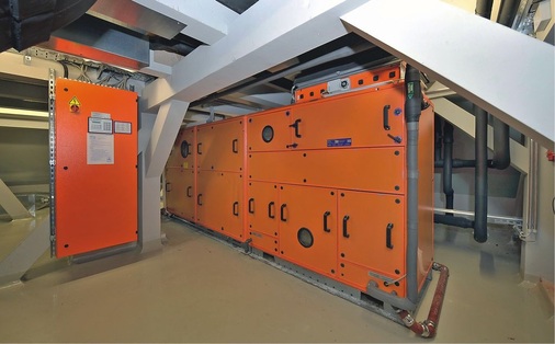 Bild 3 Ein im Dachgeschoss des denkmalgeschützten Gebäudes aufgestellter Kompakt-Kaltwassersatz versorgt die Kühlregister der Klimageräte. - © Menerga

