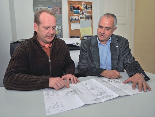 Bild 5 Planer Thilo Wendt (Planungsbüro Six, links) und Frank Rehfeld (Vertriebsleiter Menerga Leipzig) mit dem Lüftungskonzept für die Herzogin Anna Amalia Bibliothek.
