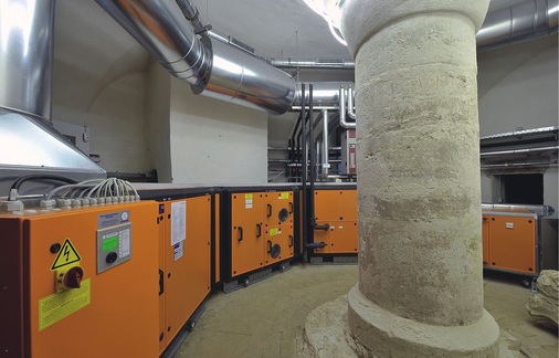 Bild 4 Das Klimagerät im Bücherturm wurde im darunterliegenden Kellergewölbe installiert und mit Eckverbindungen der Geometrie des runden Betriebsraums angepasst.