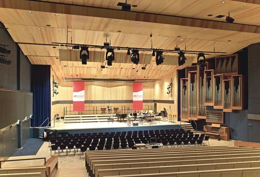 Bild 3 Die Bühne verfügt über einen Orchestergraben, in dem ein aus vier linearen Quellluftdurchlässen bestehendes Luftführungssystem installiert wurde. Ist der Orchestergraben geschlossen, strömt die Zuluft über Öffnungen in der angehobenen Bühnenvorderkante aus.