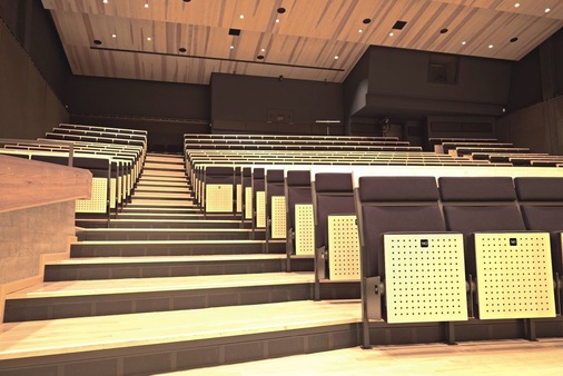 Bild 2 Insgesamt wurden rund 300 m individuell für jede Stufe angepasste und in unterschiedlichen Höhen ausgelegte Quellluftdurchlässe verbaut. Ein Schlitzluftdurchlasssystem im hinteren Wandbereich des Saals unterstützt die Quellluftströmung.