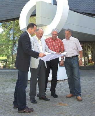 Bild 6 Haben das Luftführungskonzept für den Konzertsaal entwickelt (v.l.): Claus Böttcher (Emco Vertriebsbüro Hewo TEC), Hans-Helmut Haas (Produktverantwortlicher für Lüftung bei Emco Klima), Ulrich Thebille (Fachplaner beim Bau- und Liegenschaftsbetrieb NRW) und Günter Werner (Leiter der Haustechnik an der Hochschule für Musik Detmold).