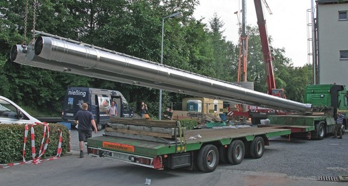 Bild 2 Per Tieflader: Anlieferung der 16-m-Schornsteinanlage mit Tragmast.