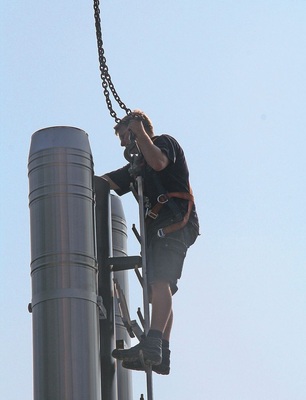 Bild 4 Einer muss es tun: Entfernen des Krangehänges. - © Schiedel
