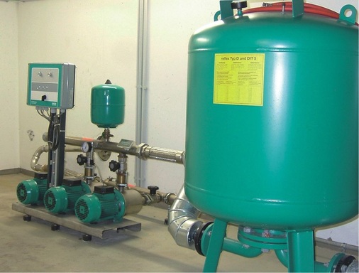 Bild 3 Regenwasser-Zentrale und zusätzlicher Druckausgleichsbehälter (400 l).