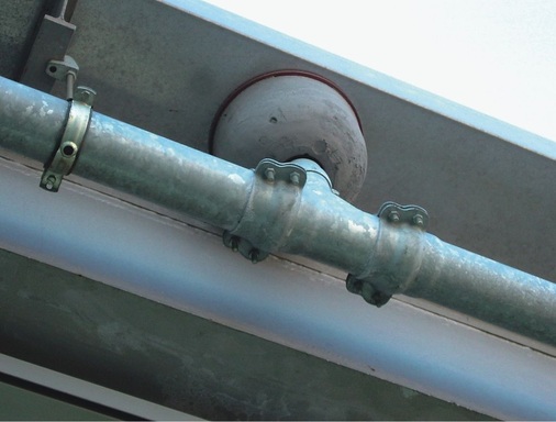 Bild 2 Druckströmungs-Entwässerung an der Außenkante des Glasdaches bringt das Regenwasser zu den Filtern.