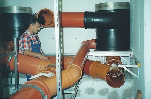 Bild 5 Montage Regenwasserfilter mit Anschlussleitungen für Zulauf (oben), Ablauf zum Regenspeicher (Mitte) und Überlauf zur Spree (unten).