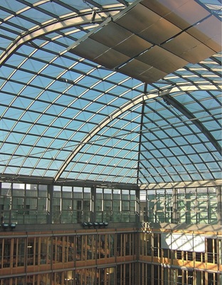 Bild 7 Beim Haus der Deutschen Wirtschaft dient das Glasdach über dem Innenhof als Regen-Sammel­fläche. Neben der WC-Spülung wird das Regenwasser auch zum Brandschutz für die Innenhof-Fassade aus Holz durch eine Fassadensprühanlage verwendet.