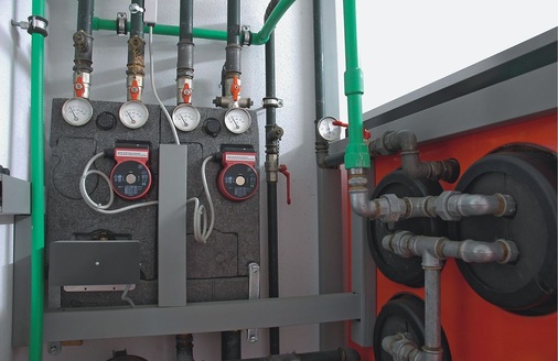 Bild 4 Ob Improvisation, Fantasie oder Innovation — beim Materialmix gibt es im modernen Heizungsbau scheinbar keine Grenzen mehr. Nicht alle Werkstoffe zeigen sich so offensichtlich wie hier.