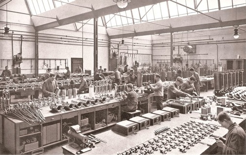 Auch in der Darstellung seines Unternehmens war Technikpionier Hugo Junkers seiner Zeit voraus: Die “Imagebroschüre“ von Junkers & Co. aus dem Jahr 1913 und ein Blick in damalige Montagehalle in Dessau.