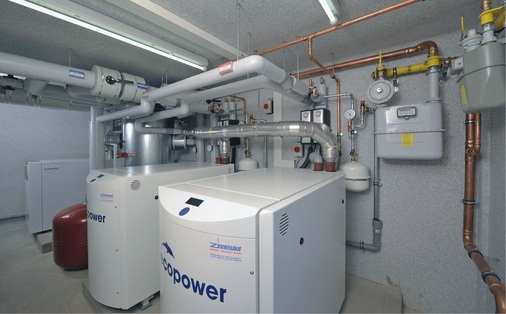 Bild 2 Die Nahwärmezentralen sind jeweils mit zwei leistungsmodulierenden ecopower-Mini-BHKWs und einem ecocraft Gas-Brennwertheizkessel ausgestattet. Die Mini-BHKW-Leistung ist für die Grundlastversorgung und eine hohe Betriebsstundenzahl ausgelegt. - © PowerPlus Technologies
