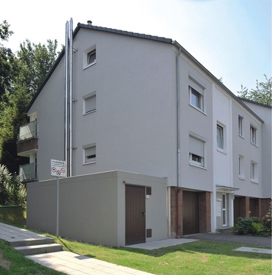 Bild 4 Die Nahwärmezentralen sind in Garagen außerhalb der Gebäude untergebracht. Dies spart Platz in den Kellern und vereinfachte die Installation.