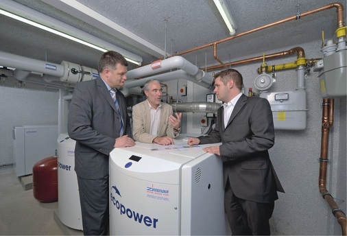 Bild 3 TGA-Planer Ralf Kottmeier, WBG-Erkrath-Vorstand Hans Erich Hungenberg und VaillantVertriebsingenieur Thilo Braun (v.l.): „Die Konzeption ermöglicht eine einfache Integration von Wohnungen, deren Mieter noch nicht an die Nahwärmezentralen angeschlossen werden wollten.“