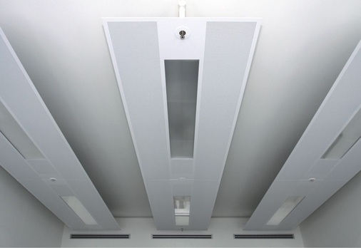 Bild 3 Fensterlüftung, Umluftkühlung oder mechanisch unterstützte Frischluftdusche: Die Mitarbeiter können die Art der ­Raumtemperierung selbst entscheiden. Die speziell für die SV-Zentrale entwickelten Deckenleuchten zeichnen sich durch ihre blendfreie Lichtverteilung aus. Im Hintergrund auf dem unteren Bild sind die Abluftöffnungen zum Flur erkennbar.