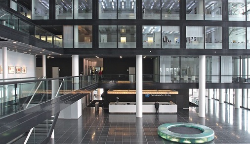 Bild 2 Multifunktional nutzbares Atrium als Bindeglied zwischen Hochhaus und Flachbau. Alle innenliegenden Büros werden zentral klimatisiert. - © GKK+Architekten

