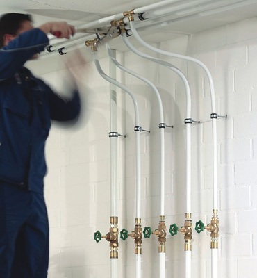 Bild 2 Seit dem Erscheinen von DIN 1988-3 als Bemessungsregel für Trinkwasserinstallation im Jahr 1988 hat sich viel verändert. Neue Rohrleitungssysteme und Verbindungstechniken haben sich etabliert. Bei der Wirtschaftlichkeit spielen viele Faktoren eine Rolle, unter anderem Art und Ausführung der Installation.