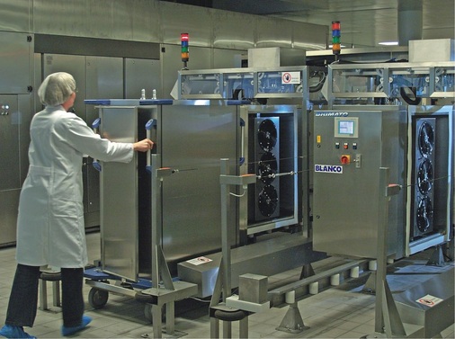 Bild 7 Nach dem Verlassen der Waschtunnel kommen die noch warmen Tablett-Transportwagen (TTW) in die TTW-Befüllanlage. Der Befüllvorgang mit ­Flüssigeis wird hier durch die integrierte Steuerung vollautomatisch durch­geführt. Während der ­Befüllung der Eistanks wird der TTW-Innenraum mit Kaltluft auf unter 7 °C abgekühlt.