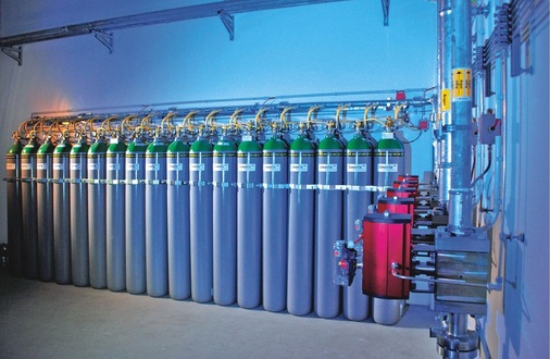 Bild 2 Das Löschmittel Novec 1230 Fire Protection Fluid der Löschanlage Sinorix 1230 gelangt im gasförmigen Zustand zur Flamme. An der Flamme „zerfällt“ das relativ große Lösch­mittelmolekül in eine ­Vielzahl kleiner Reaktionsmoleküle. Der Flamme ­werden Wärme und Sauerstoff entzogen und der Brand „schonend“ gelöscht.