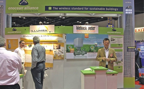 Bild 4 Gemeinschaftsstand der Enocean-Allianz. Funkbasierende Systeme sind weiter auf dem ­Vormarsch. Kieback&Peter stellte einen ­Kleinstellantrieb mit Wireless EnoceanAnsteuerung vor.