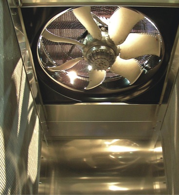 Bild 6 Luftgekühlter Verflüssiger von Muller Industries mit Microchannel-Wärmeübertrager, Aluminiumgehäuse und Eulenflügel-Ventilator „Owl-Wing“ von Ziehl-Abegg (Produktname FE2owlet).