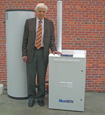 Mit rund 60 % elektrischem Wirkungsgrad setzt das Brennstoffzellengerät BlueGen von CFLC einen neuen Maßstab. Entwicklungspartner in Deutschland ist die Gebr. Bruns Heiztechnik, Saterland. Im Bild Dr. Karl Föger, Leiter Technik und Entwicklung CFCL. - © CFCL
