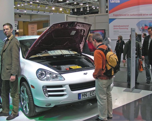 E-Porsche. Auf der Hannover Messe Energy waren batterieangetriebene Elektrofahrzeuge omnipräsent. Die Brennstoffzellen-Technik ist eher als Stromaggregat für den mobilen und stationären Einsatz gefragt. - © Wolfgang Schmid
