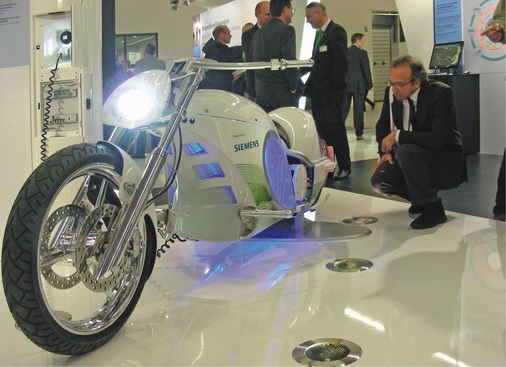 Elektrofahrzeuge werden im Stromnetz der Zukunft eine wichtige Funktion als Strompuffer einnehmen. Der E-Chopper auf dem Siemens-Stand war ständig umlagert.