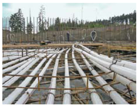 Bild 2 Im Fermenterboden wurden rund 11000 m PE-Xa-Rohr in der Dimension 20 × 2,3 mm auf der Bewehrung des Betonbodens befestigt.