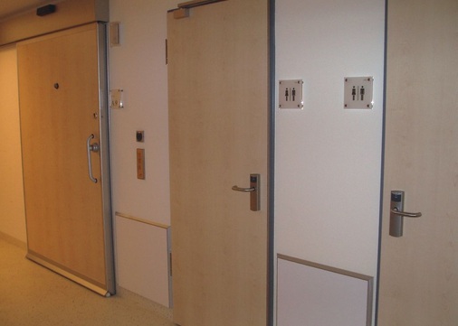 Bild 2 Türterminals sichern in der Asklepios Klinik normale Zimmertüren (rechts), Sondertüren werden über bestromte Wand­leser angesteuert (links). Durch ihre Makroprogrammierbarkeit sind die Wandleser auch für Sonderlösungen geeignet. - © Häfele
