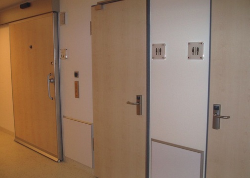 Bild 2 Türterminals sichern in der Asklepios Klinik normale Zimmertüren (rechts), Sondertüren werden über bestromte Wand­leser angesteuert (links). Durch ihre Makroprogrammierbarkeit sind die Wandleser auch für Sonderlösungen geeignet.