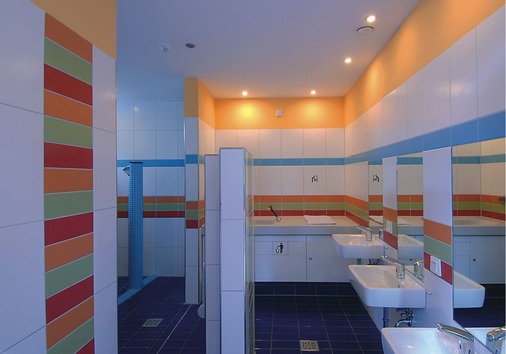 Im neuen Sanitärgebäude von Eifel-Camp wurde ein komplettes Kinderbad installiert. Das Konzept mit Waschbecken, Duschen und WCs in kindgerechter Höhe und einer Gestaltung mit heller, offener und freundlicher Farbgebung bekommt viel Lob von den Gästen.