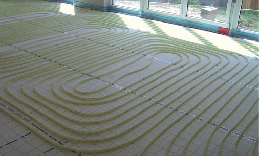 Bild 2 Für eine hohe Kühlleistung darf der Verlegeabstand nicht zu groß gewählt werden und sollte 15 cm bei der kleinsten Dimension von 17 mm nicht überschreiten. Zur Installation einer Flächentemperierung zum Heizen und Kühlen ist auch das Klettsystem von Uponor gut geeignet.