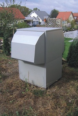 Bild 1 Einfamilienhaus mit Flächentemperierung zum Heizen und zum passiven Kühlen über einen Erdwärmeabsorber und zum aktiven Kühlen über eine umschaltbare Luft/Wasser-Wärmepumpe.