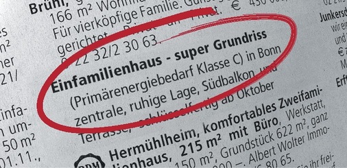 Diese Abbildung einer Immobilienanzeige haben wir bereits in TGA Fachplaner 11-2003 ­veröffentlicht. In der Diskussionsphase über die Einführung eines verbindlichen Energie­ausweises hatte die Vereinigung der deutschen Zentralheizungswirtschaft (VdZ) gehofft, dass er zum Sanierungsmotor für Wohngebäude wird. Die Lobbyarbeit der Wohnungswirtschaft hat dann aber dafür gesorgt, dass der Energieausweis in seiner heutigen ­Ausgestaltung weitgehend wirkungslos geblieben ist. Die Pflicht zur Angabe eines Indikators über die Gesamtenergieeffizienz wird nun erst ein Jahrzehnt nach der Vision Realität. - © VdZ / Eisenbeis
