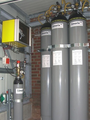 Bild 2 Lagerung des Stickstoffs in Flaschen in einem kleinen Anbau an der Gebäude-Rückseite.