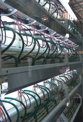 Die Speicherung von Strom aus regenerativen Energiequellen wird in künftigen Energiekonzepten eine große Rolle spielen. Im Bild: Innenansicht einer Vanadium Redox Flow-Großbatterie Cellcube von Cellstrom (www.cellstrom.com) mit 10 kW Leistung und 100 kWh Speicherkapazität.