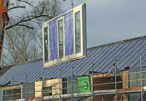 Holz-Fassadenelement mit integrierter Low-Exergie-Wand­heizung zur Temperierung von Bestandsgebäuden von außen.