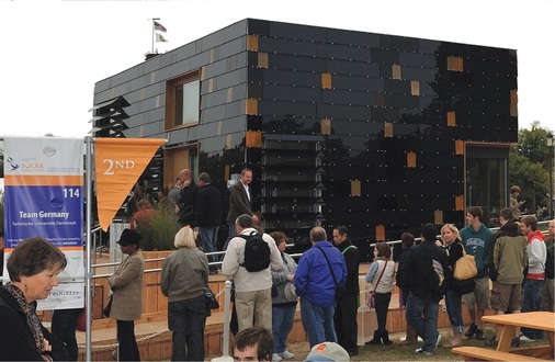 2009 hat ein Team der TU Darmstadt zum zweiten Mal den Solar Decathlon mit dem „Solarstromhaus surPLUS“ gewonnen. Hochdämmende Außenwände, geregelte Lüftung und Wärmerückgewinnung, Energiebereitstellung durch eine Wärmepumpe, Photovoltaikpanels an der gesamten Außenhülle, sowie ein Einraumkonzept prägen den monolithisch wirkenden Bau.