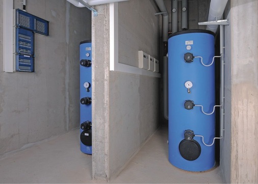 Bild 3 Jeweils ein 500-l-Pufferspeicher pro Wärmepumpengruppe stellt Wärmeenergie zur Abtauung der Verdampfer zur Verfügung und verlängert die Verdichterlaufzeiten.