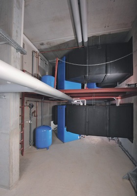 Bild 2 Die Aufstellung der Wärmepumpen auf zwei Etagen spart Platz und ermöglicht einen guten Servicezugang. - © Buderus
